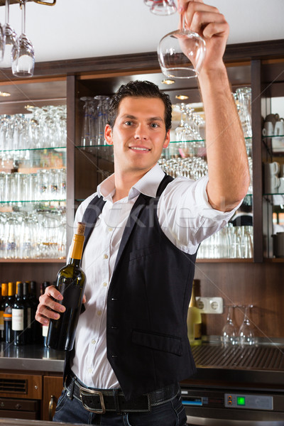 Barmann stehen hinter bar Wein Restaurant Stock foto © Kzenon