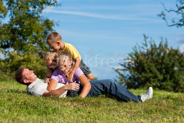 Rodziny dzieci gry łące szczęśliwą rodzinę dwa Zdjęcia stock © Kzenon