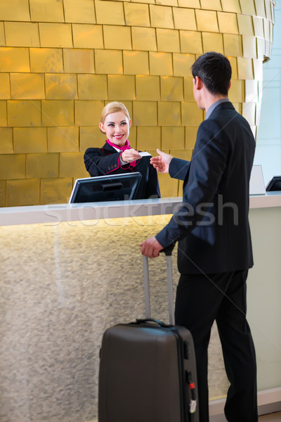 Hotel receptionist verificare uomo chiave carta Foto d'archivio © Kzenon