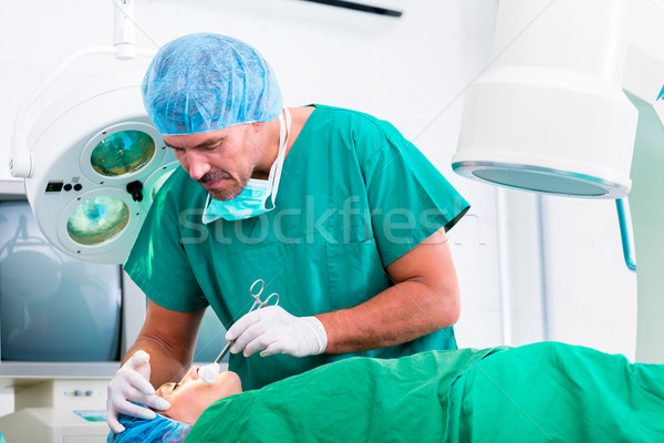 医師 操作 手術室 患者 女性 男 ストックフォト © Kzenon