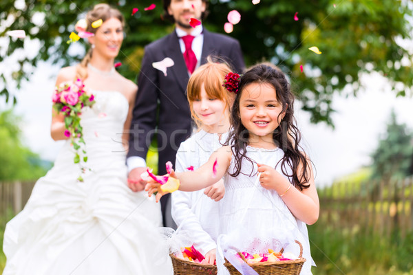 婚禮 情侶 伴娘 花卉 新娘 馬夫 商業照片 © Kzenon