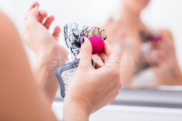 Parfum baie oglindă mâini femei Imagine de stoc © Kzenon
