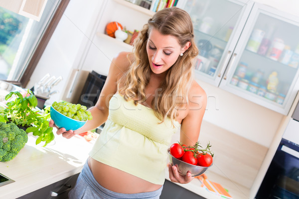 Donna incinta mangiare sano verdura frutta donna home Foto d'archivio © Kzenon