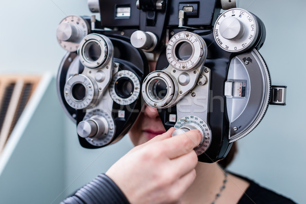 Mujer optometrista ojo vista pruebas médico Foto stock © Kzenon