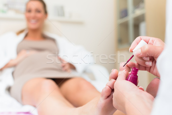 Mum pedicure kobieta w ciąży piękna kobieta rodziny Zdjęcia stock © Kzenon