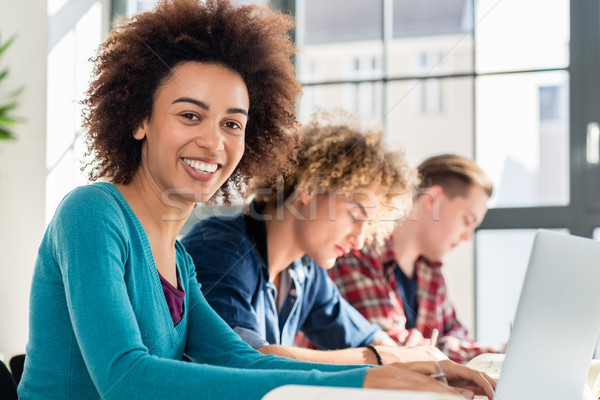 Zdjęcia stock: Portret · wesoły · student · posiedzenia · biurko · klasie