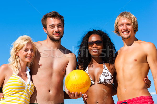 Vrienden spelen strand volleybal groep vrouwen Stockfoto © Kzenon