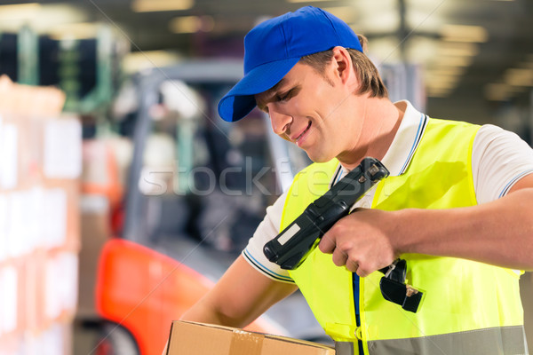 Werknemer pakket magazijn vest scanner barcode Stockfoto © Kzenon