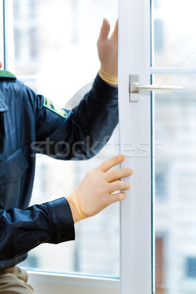 Ofiter de politie locul crimei furt dovada fereastră om Imagine de stoc © Kzenon