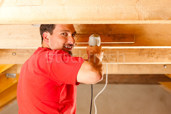 Muncitor in constructii mână găuri dulgher lucru acoperiş Imagine de stoc © Kzenon