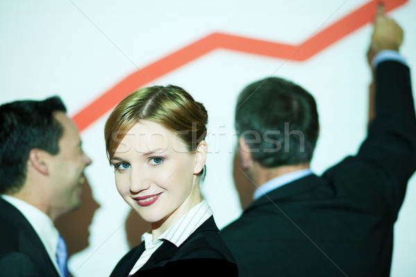 [[stock_photo]]: Graphique · mur · équipe · commerciale · permanent · graphe · d'affaires · personnes