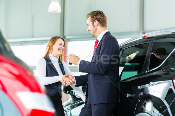 年輕女子 賣家 汽車 汽車 推銷員 商業照片 © Kzenon
