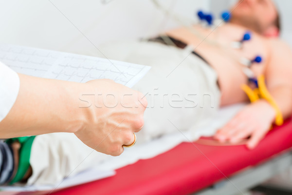 Doktor kontrolliert Patient EKG in Arztpraxis Stock photo © Kzenon