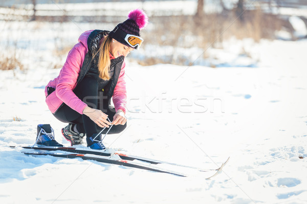 Kobieta krzyż kraju narciarz narciarskie stok narciarski Zdjęcia stock © Kzenon