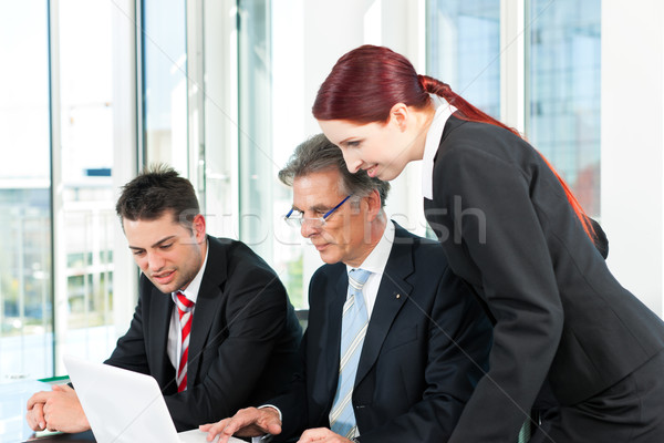 üzletemberek csapat megbeszélés iroda üzlet laptop Stock fotó © Kzenon
