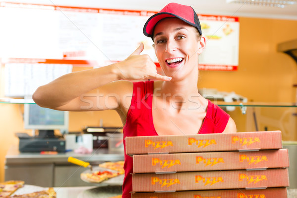 Entrega servicio mujer pizza cajas Foto stock © Kzenon