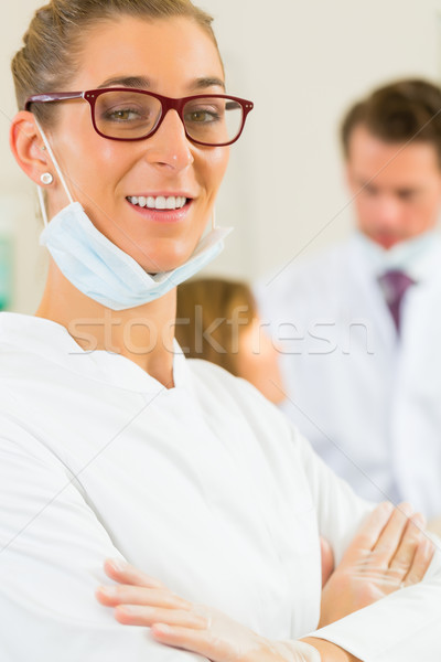 Dentista cirurgia dentistas olhando colega feminino Foto stock © Kzenon