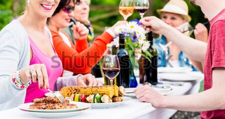 Foto stock: Pessoas · americano · diner · burger · vinho · amigos