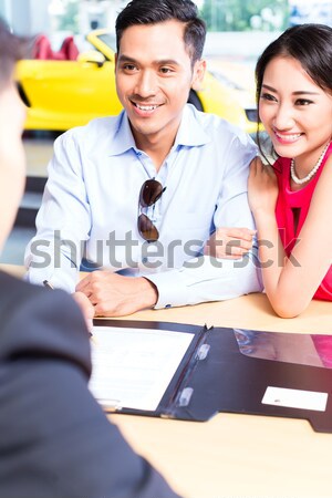 Asian Paar Unterzeichnung Umsatz Vertrag Auto Stock foto © Kzenon