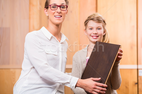 [[stock_photo]]: Famille · plancher · de · bois · amélioration · de · l'habitat · magasin · femme