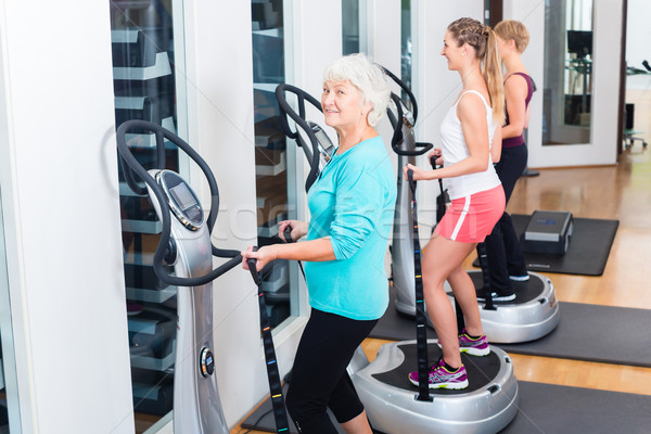 Oude jongeren platen gymnasium senior fitness Stockfoto © Kzenon