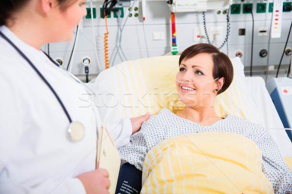 Médico intensivo cuidados médicos resultados mulher paciente Foto stock © Kzenon