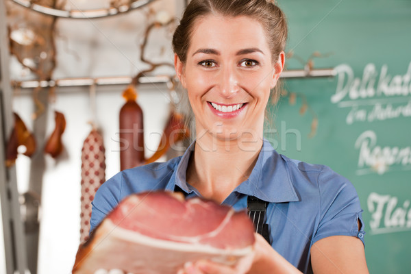 Foto d'archivio: Donna · femminile · macellaio · greggio · prosciutto · shop