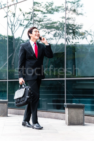 Foto stock: Asia · hombre · de · negocios · hablar · teléfono · celular · fuera · empresario