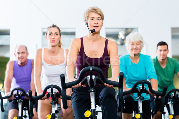 Zdjęcia stock: Starszy · ludzi · siłowni · fitness · rowerów · młodych · ludzi