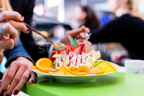 Vrouw eten vruchten ijscoupe ijs cafe Stockfoto © Kzenon