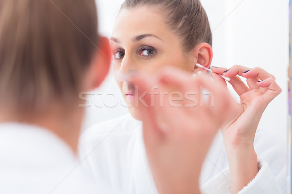 Foto stock: Mulher · limpeza · orelhas · algodão · broto · banheiro