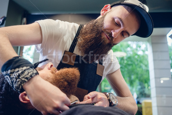 Bärtigen junger Mann bereit Friseursalon Geschicklichkeit Seitenansicht Stock foto © Kzenon