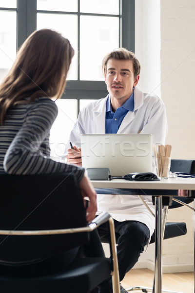 Fiatal orvos hallgat beteg tisztelet ajánlás Stock fotó © Kzenon