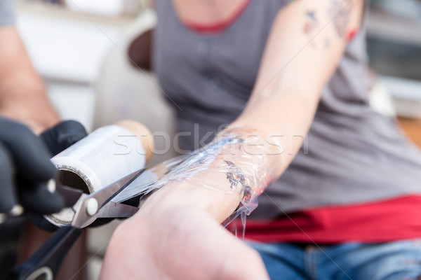 Primo piano mani abile tattoo artista indossare Foto d'archivio © Kzenon