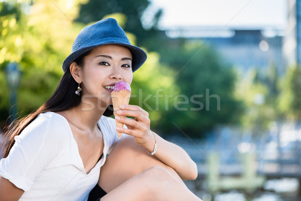 Stock fotó: Fiatal · japán · nő · eszik · fagylalt · kint