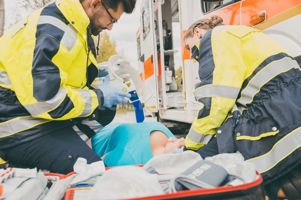 Pronto soccorso ambulanza aiutare donna Foto d'archivio © Kzenon