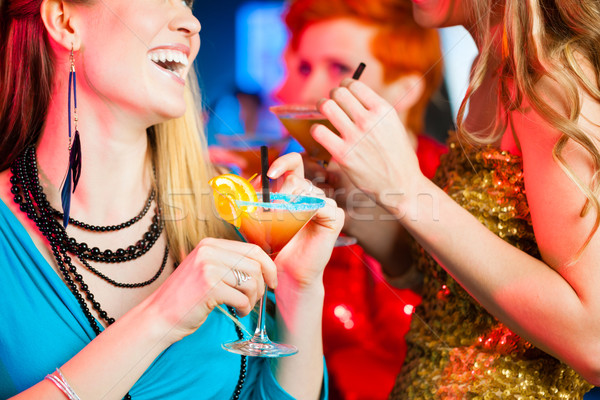 Oameni club bar potabilă cocktail-uri femeile tinere Imagine de stoc © Kzenon