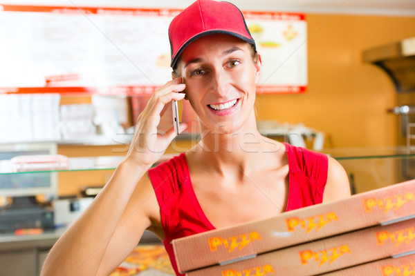 Livrare serviciu femeie pizza Dulapuri Imagine de stoc © Kzenon