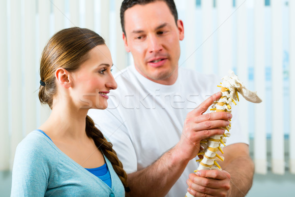 Pacient fizioterapie practica femeie coloană Imagine de stoc © Kzenon