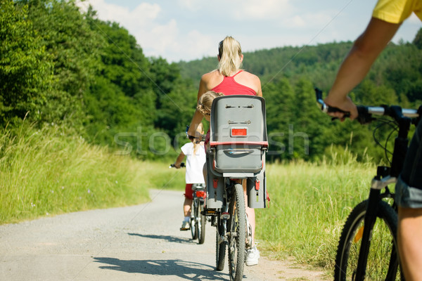 Stok fotoğraf: Aile · iki · çocuklar · binicilik · bisikletler · yaz