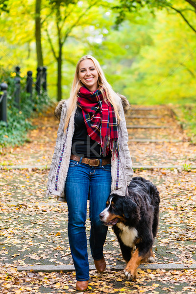 Frau Fuß Hund Leine Park Weg Stock foto © Kzenon