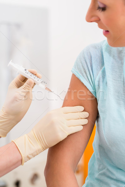 女子 醫生 接種疫苗 注射器 臂 人 商業照片 © Kzenon