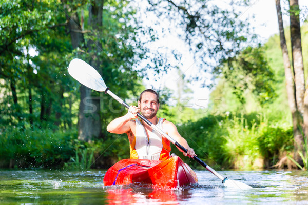 Imagine de stoc: Om · canoe · pădure · râu · sportiv · barcă