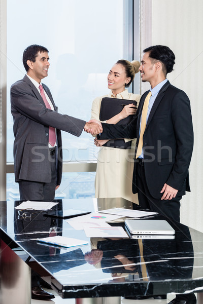 Sekretarz wnioskodawca szef rozmowa kwalifikacyjna asian Shake Hands Zdjęcia stock © Kzenon