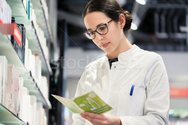 Porträt weiblichen Apotheker medizinischen erfahren Verschreibung Stock foto © Kzenon