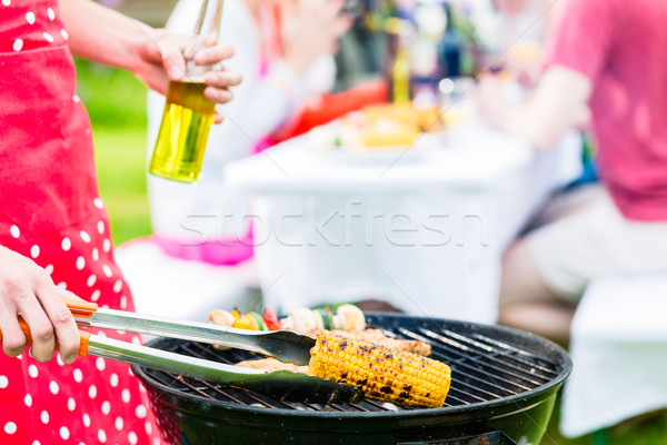 Człowiek BBQ grill mięsa znajomych garden party Zdjęcia stock © Kzenon