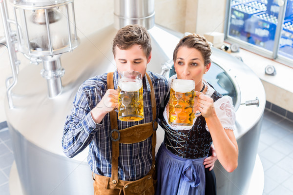 Frau Toasten Bier Brauerei schließen Mann Stock foto © Kzenon