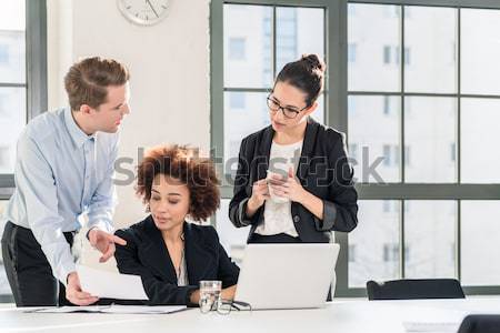 Foto stock: Tres · jóvenes · profesional · equipo · moderna