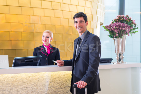 Hotel receptionist verificare uomo chiave carta Foto d'archivio © Kzenon