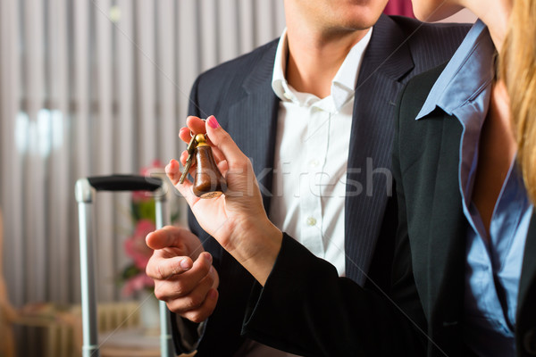 Séance lit chambre d'hôtel femme clé [[stock_photo]] © Kzenon